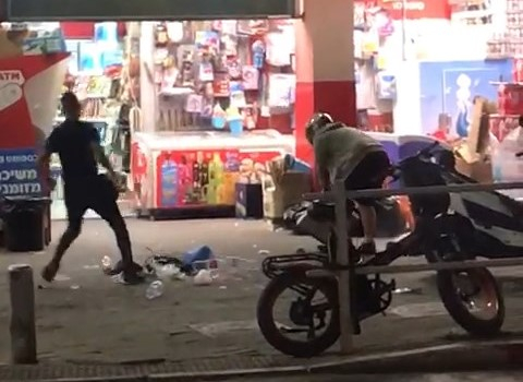   فيديو: سطو على محل تجاري في بات يام واعتقال مشتبه 